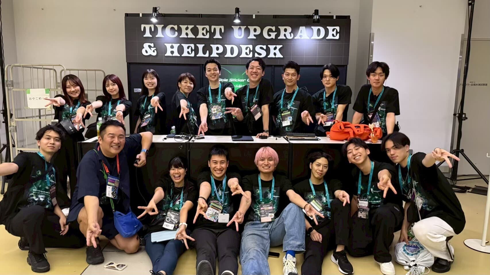 受付 / HELPDESK